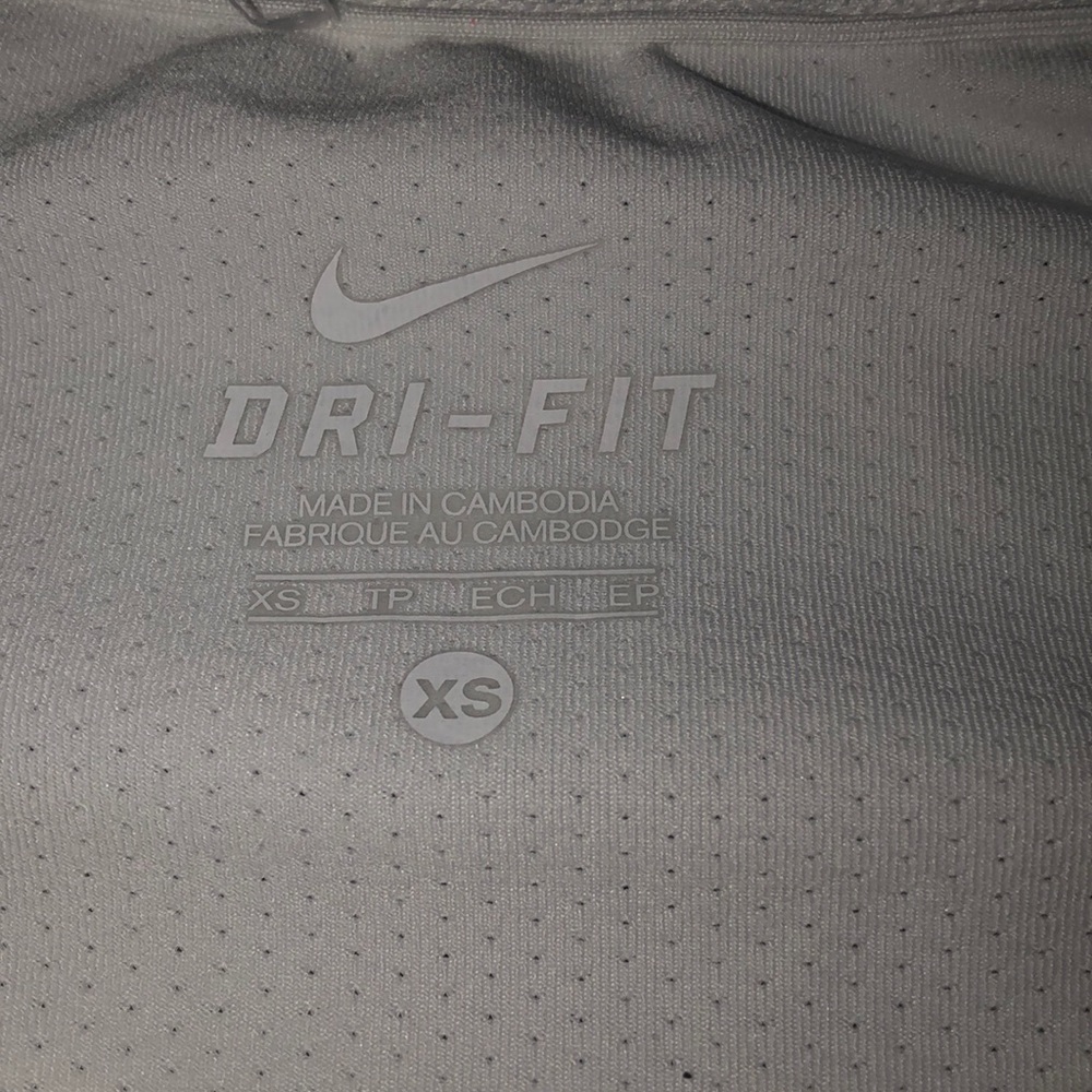 White and Black Nike T-Shirt - Picture 3 of 3
